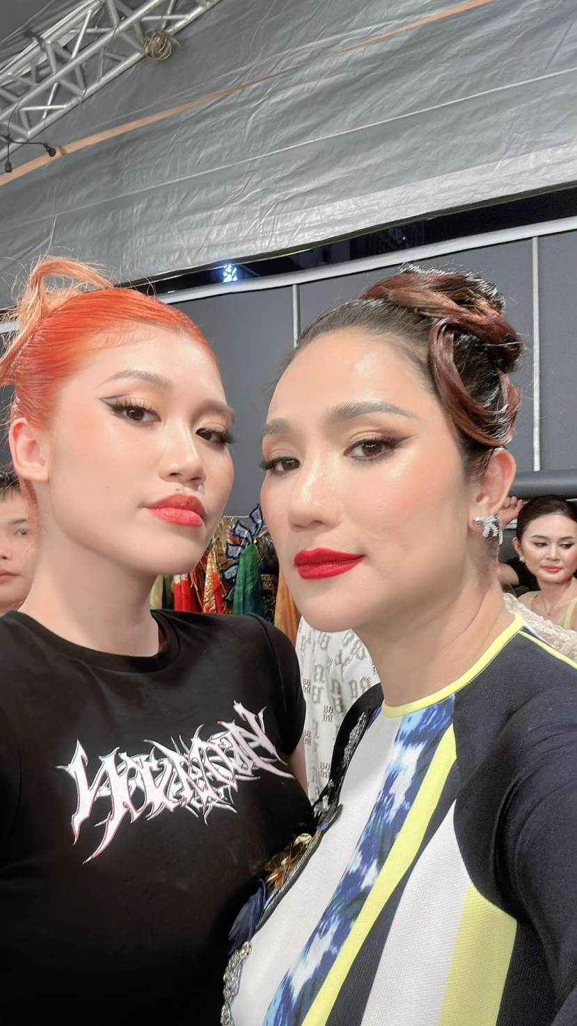 Con gái Cát Tường khi về Việt Nam thường xuyên cùng mẹ đi làm, ủng hộ mẹ trong công việc. Con gái Cát Tường khi về Việt Nam thường xuyên cùng mẹ đi làm, ủng hộ mẹ trong công việc.