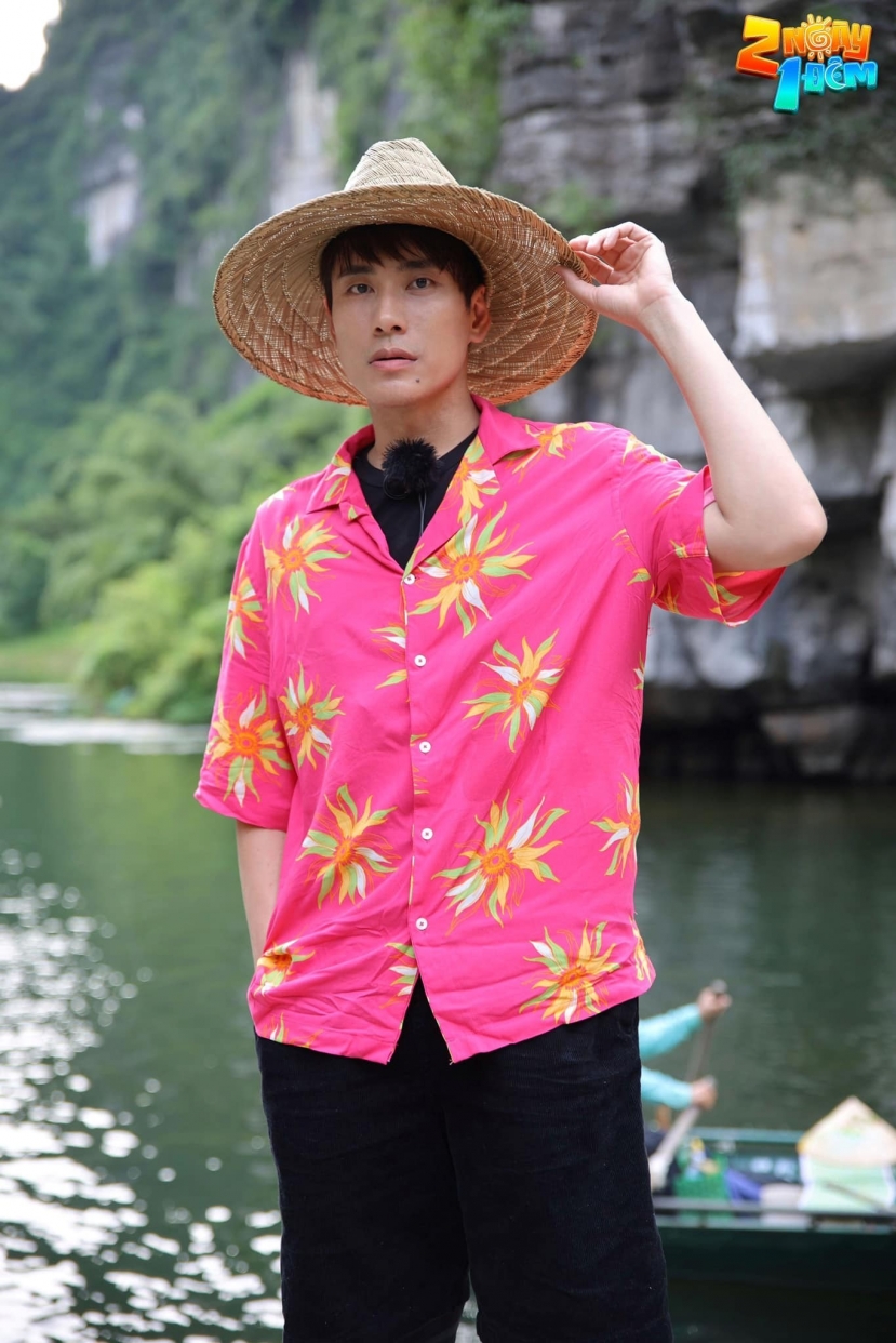 Kiều Minh Tuấn khiến CĐM ngạc nhiên khi thay đổi ngoại hình khi tham gia chương trình Hai ngày một đêm. Kiều Minh Tuấn khiến CĐM ngạc nhiên khi thay đổi ngoại hình khi tham gia chương trình Hai ngày một đêm.