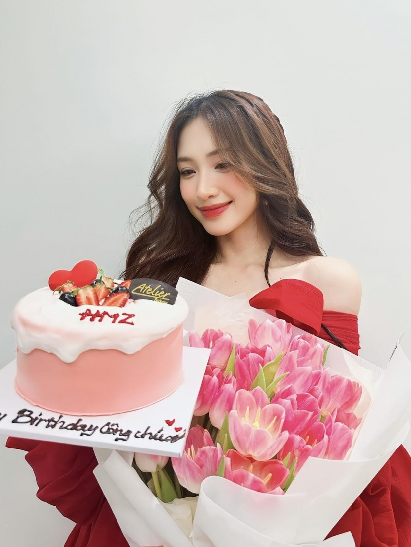 Hòa Minzy khoe vòng eo con kiến, nhan sắc mẹ một con ngày càng thăng hạng - Ảnh 1