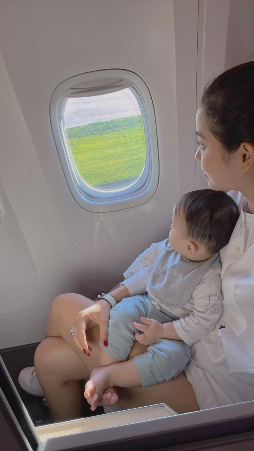 Ngoài thời gian chăm sóc con cái, Phạm Hương còn mở tiệm hoa thỏa mãn đam mê. Ngoài thời gian chăm sóc con cái, Phạm Hương còn mở tiệm hoa thỏa mãn đam mê.