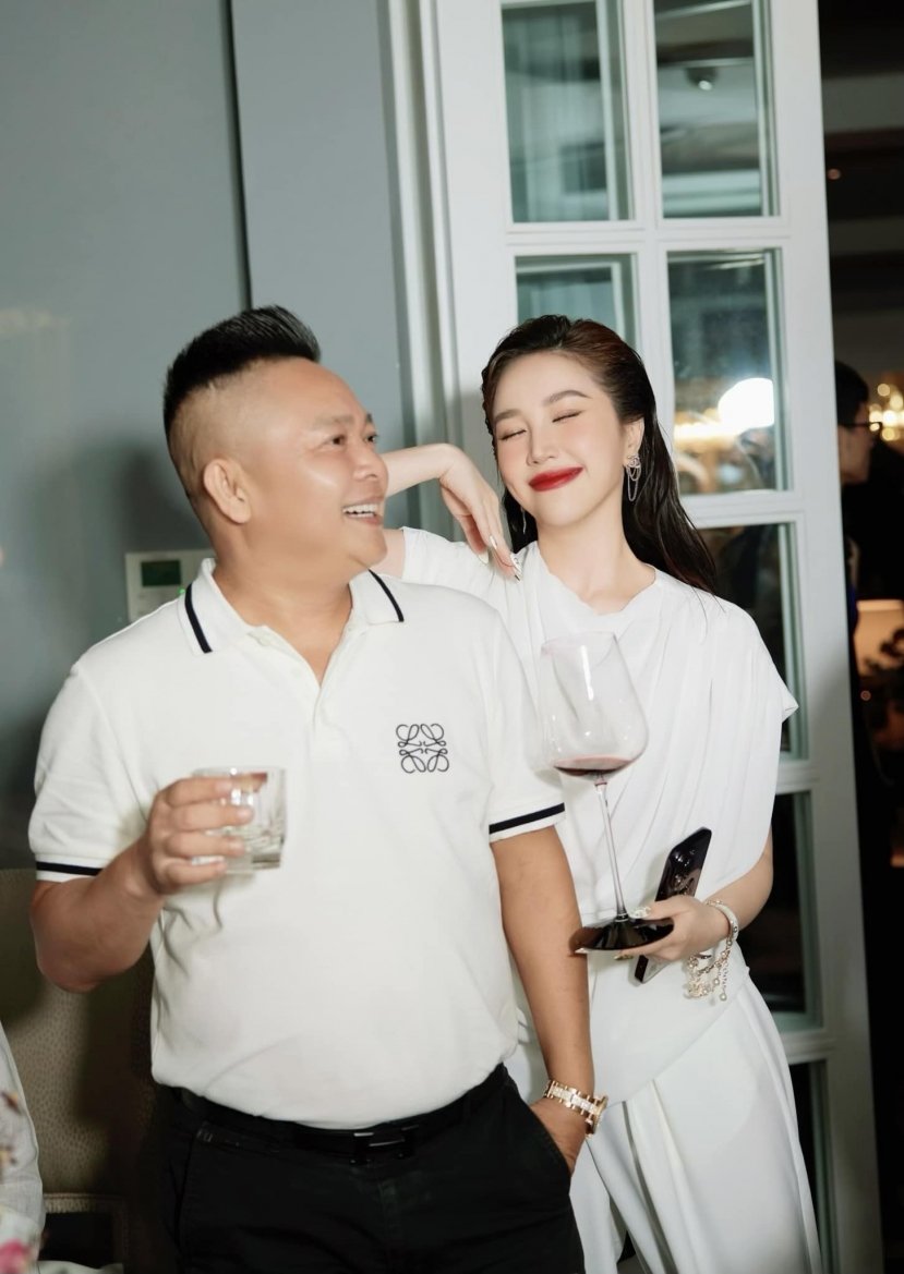 Bảo Thy quậy hết nấc bên chồng doanh nhân. Ảnh: FBNV. Bảo Thy quậy hết nấc bên chồng doanh nhân. Ảnh: FBNV.