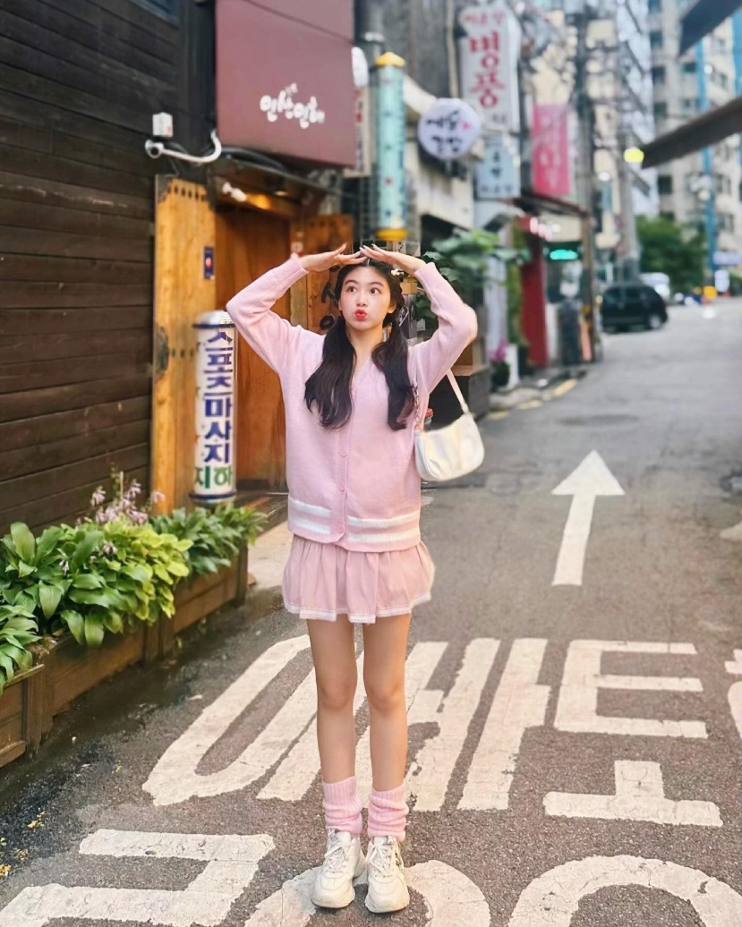 Lọ Lem nhà MC Quyền Linh ngày càng xinh đẹp, cuốn hút khi bước sang tuổi 18 - Ảnh 1 Lọ Lem nhà MC Quyền Linh ngày càng xinh đẹp, cuốn hút khi bước sang tuổi 18 - Ảnh 1