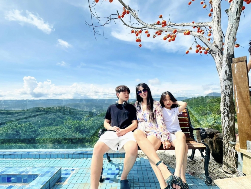 Doanh nhân Đào Lan Hương đi du lịch cùng hai con tại Lâm Đồng. Ảnh: FBNV. Doanh nhân Đào Lan Hương đi du lịch cùng hai con tại Lâm Đồng. Ảnh: FBNV.