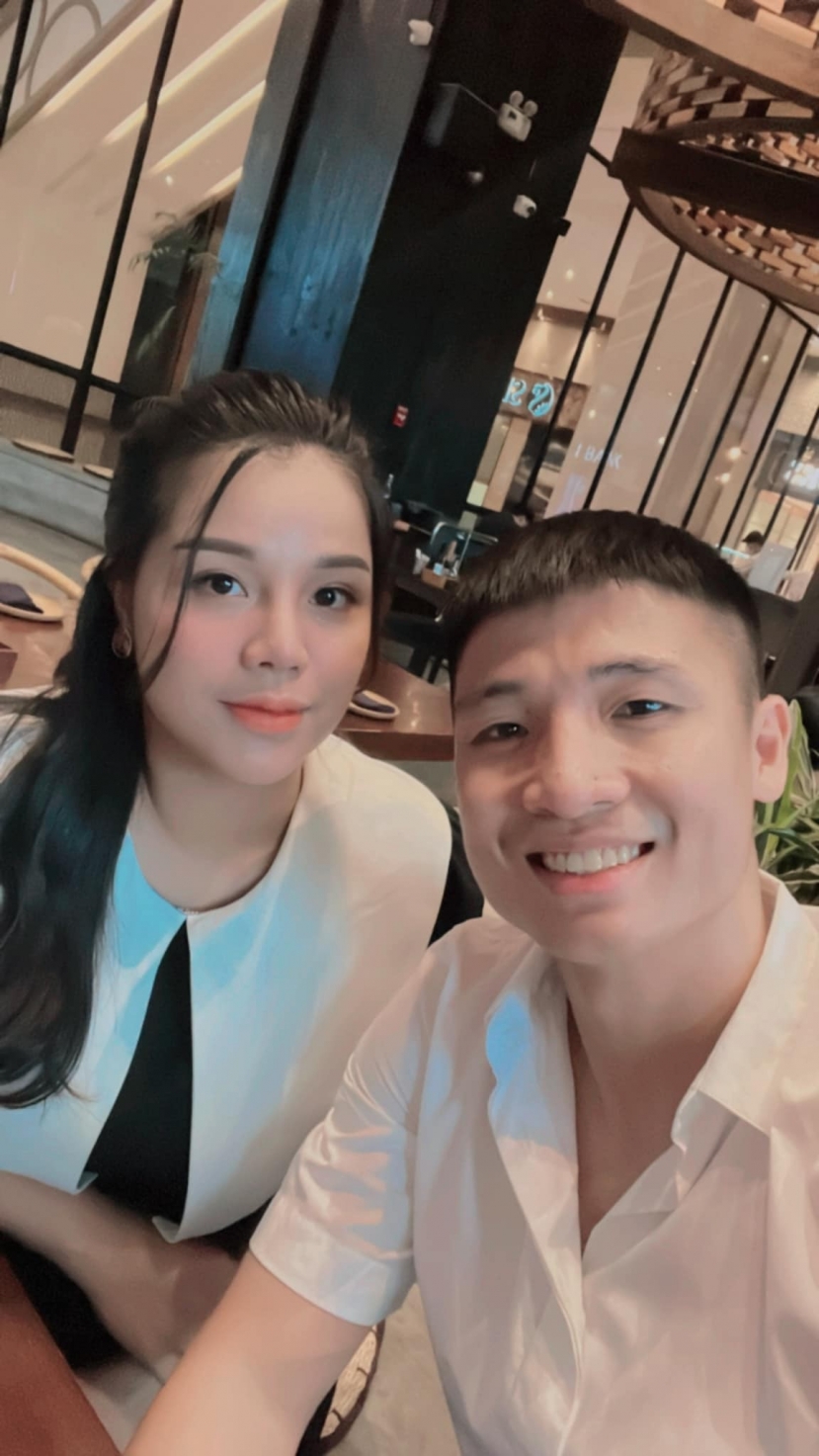 Vợ Bùi Tiến Dũng tiếp tục đăng dòng trạng thái lạ, thái độ ông xã gây chú ý - Ảnh 3 Vợ Bùi Tiến Dũng tiếp tục đăng dòng trạng thái lạ, thái độ ông xã gây chú ý - Ảnh 3
