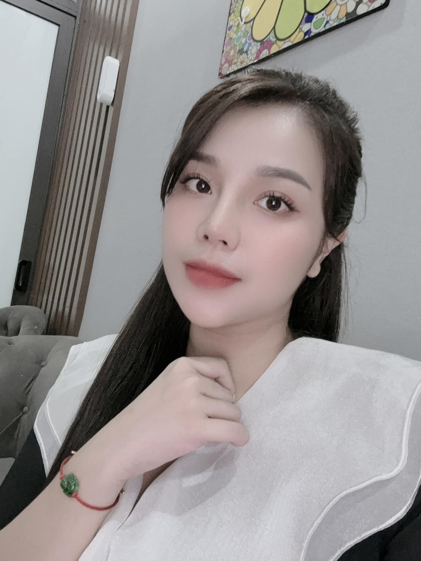 Vợ Bùi Tiến Dũng tiếp tục đăng dòng trạng thái lạ, thái độ ông xã gây chú ý - Ảnh 1 Vợ Bùi Tiến Dũng tiếp tục đăng dòng trạng thái lạ, thái độ ông xã gây chú ý - Ảnh 1