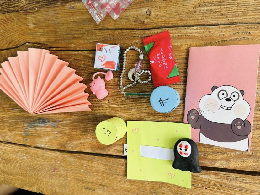 Những món quà mà Mio nhận được trong ngày sinh nhật từ anh chị em trong gia đình. Ảnh: FBNV Những món quà mà Mio nhận được trong ngày sinh nhật từ anh chị em trong gia đình. Ảnh: FBNV