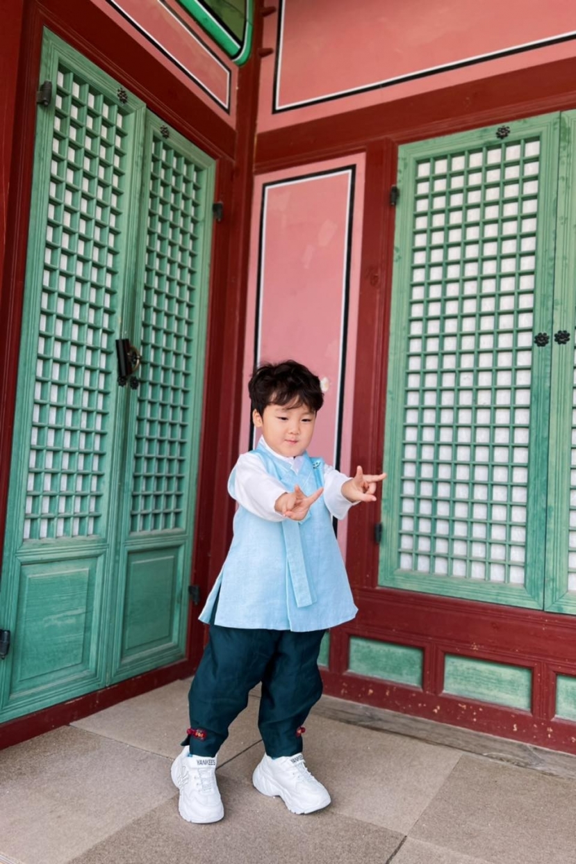 Bé Bo được Hòa Minzy cho đi du hí Hàn Quốc. Ảnh: FBNV. Bé Bo được Hòa Minzy cho đi du hí Hàn Quốc. Ảnh: FBNV.