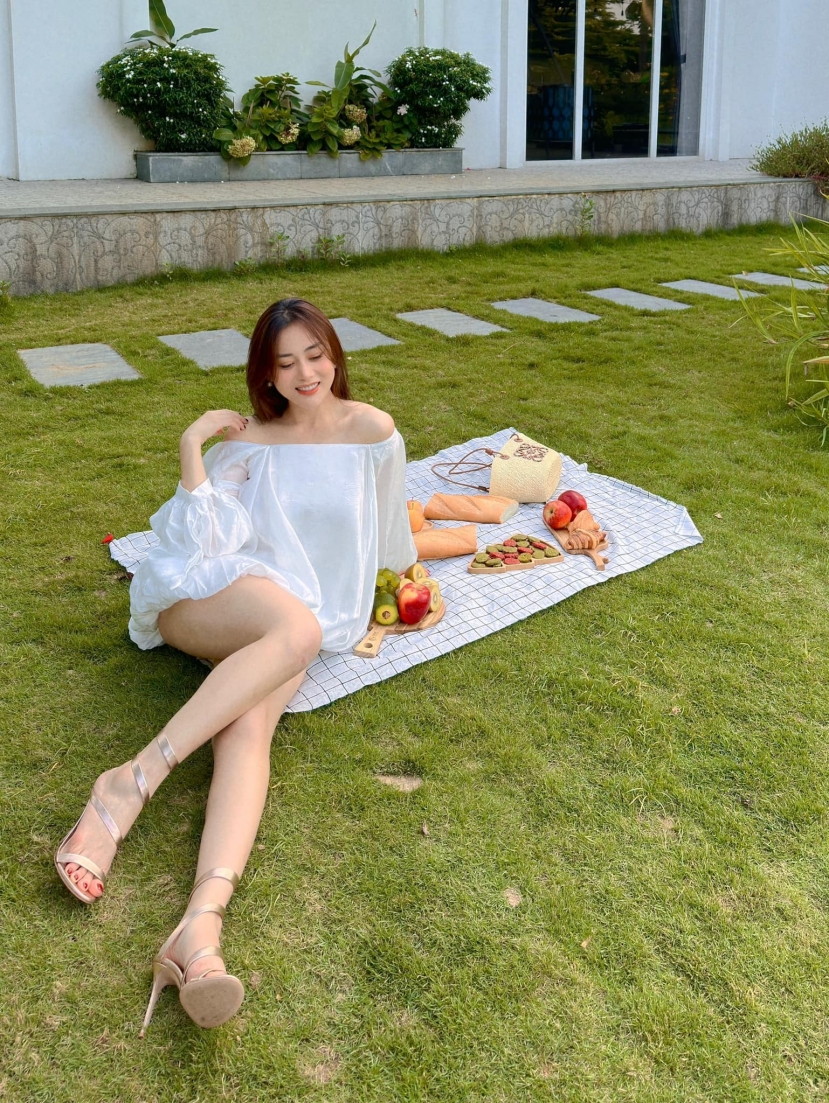 Phương Oanh từ kết hôn với shark Bình không còn diện đồ hở bạo như trước nhưng vẫn 'nóng bỏng mắt' - Ảnh 4 Phương Oanh từ kết hôn với shark Bình không còn diện đồ hở bạo như trước nhưng vẫn 'nóng bỏng mắt' - Ảnh 4