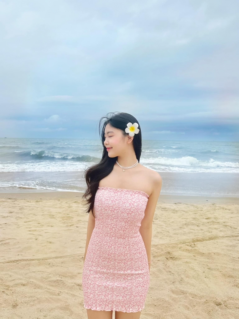 Con gái Quyền Linh đăng ảnh thả dáng ở biển, khoe trọn nhan sắc 'trăng tròn' - Ảnh 1 Con gái Quyền Linh đăng ảnh thả dáng ở biển, khoe trọn nhan sắc 'trăng tròn' - Ảnh 1