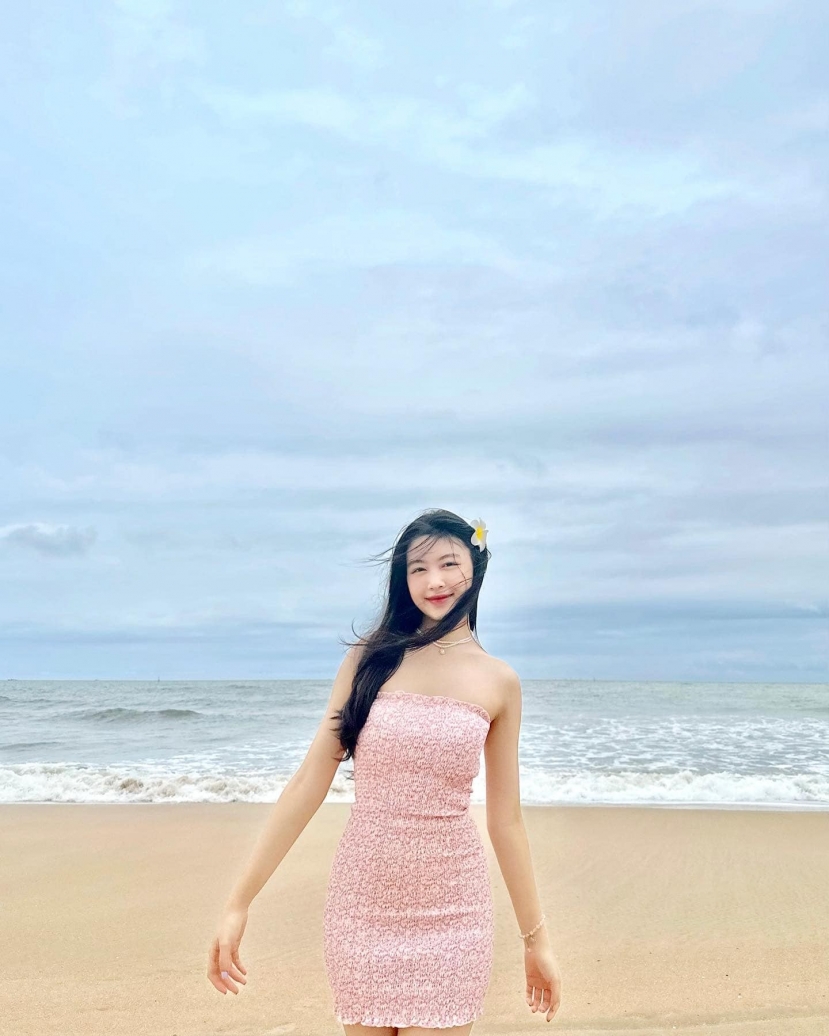 Con gái Quyền Linh đăng ảnh thả dáng ở biển, khoe trọn nhan sắc 'trăng tròn' - Ảnh 2 Con gái Quyền Linh đăng ảnh thả dáng ở biển, khoe trọn nhan sắc 'trăng tròn' - Ảnh 2