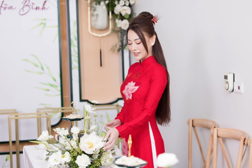 Cô dâu xinh xắn trong tà áo dài truyền thống. Ảnh: FBNV. Cô dâu xinh xắn trong tà áo dài truyền thống. Ảnh: FBNV.