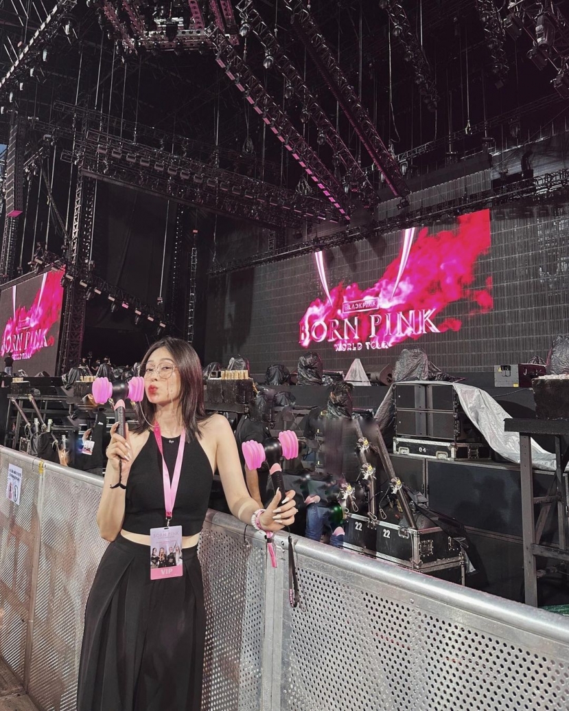 Phương Nga có hành động 'lạ' hậu concert BlackPink Hà Nội, nhìn thái độ bất lực của Bình An ai cũng bật cười - Ảnh 4 Phương Nga có hành động 'lạ' hậu concert BlackPink Hà Nội, nhìn thái độ bất lực của Bình An ai cũng bật cười - Ảnh 4