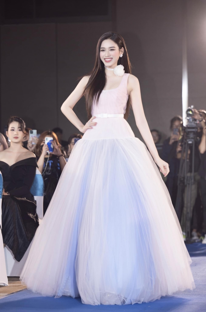 Đỗ Hà diện outfit xuống phố đơn giản nhưng khoe trọn vóc dáng khiến fan đổ 'đứ đừ' - Ảnh 8 Đỗ Hà diện outfit xuống phố đơn giản nhưng khoe trọn vóc dáng khiến fan đổ 'đứ đừ' - Ảnh 8