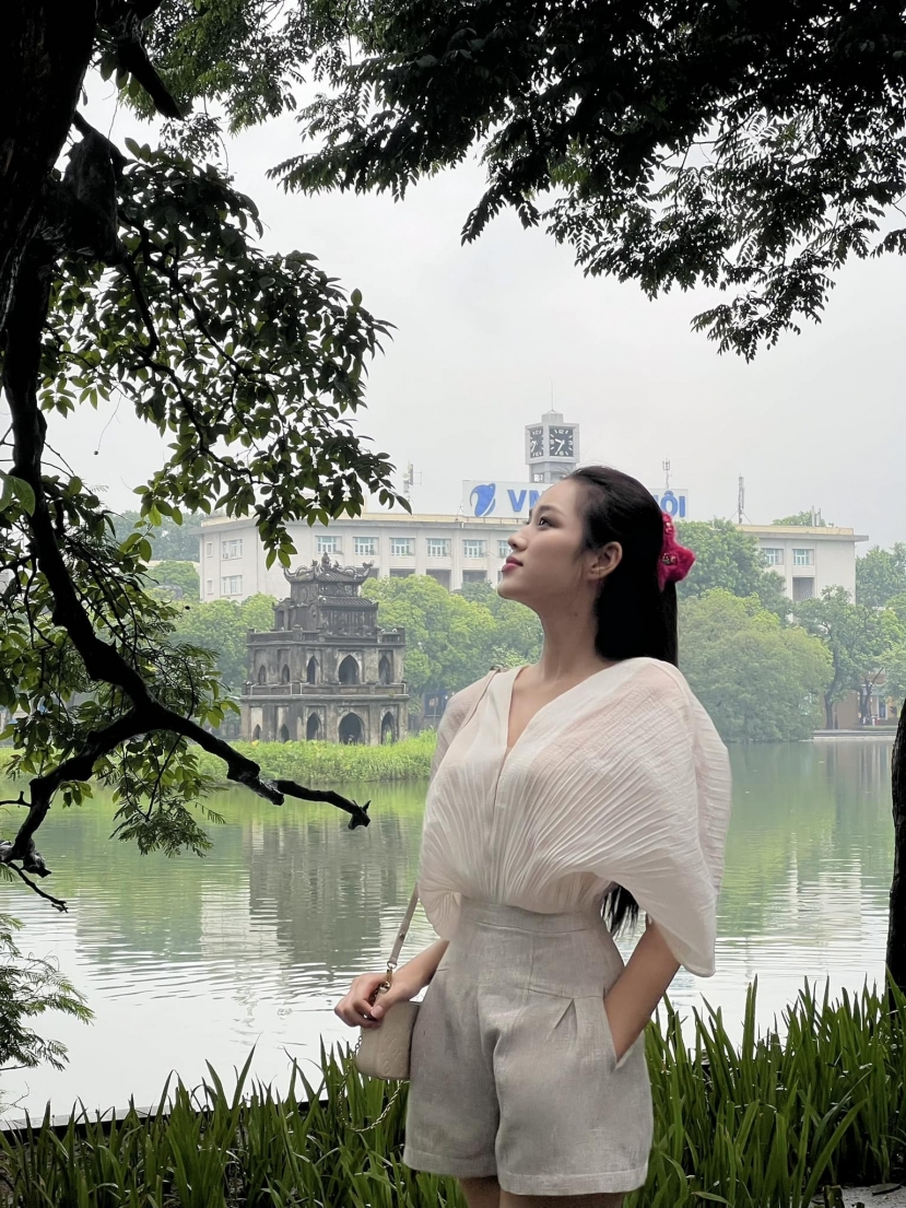 Đỗ Hà diện outfit xuống phố đơn giản nhưng khoe trọn vóc dáng khiến fan đổ 'đứ đừ' - Ảnh 4 Đỗ Hà diện outfit xuống phố đơn giản nhưng khoe trọn vóc dáng khiến fan đổ 'đứ đừ' - Ảnh 4