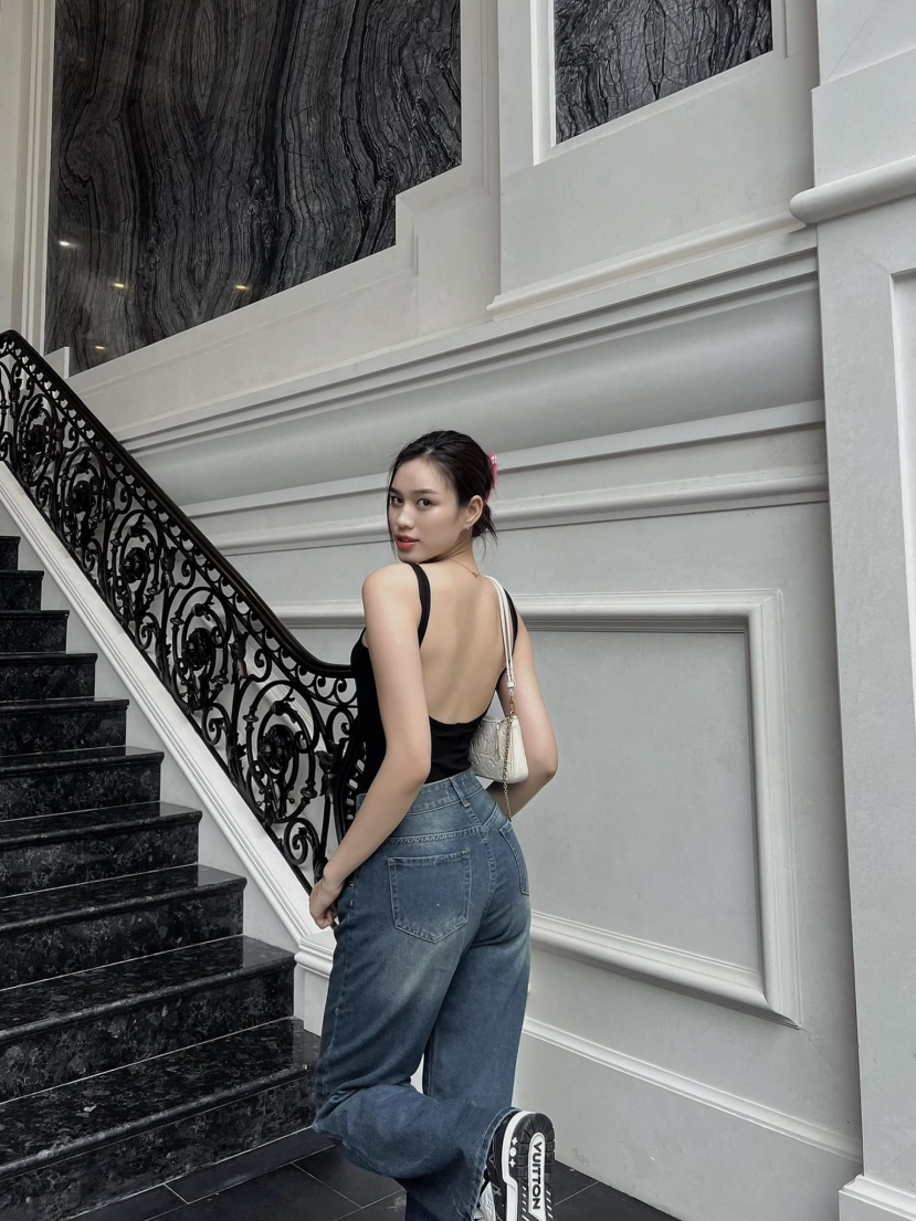 Đỗ Hà diện outfit xuống phố đơn giản nhưng khoe trọn vóc dáng khiến fan đổ 'đứ đừ' - Ảnh 3 Đỗ Hà diện outfit xuống phố đơn giản nhưng khoe trọn vóc dáng khiến fan đổ 'đứ đừ' - Ảnh 3