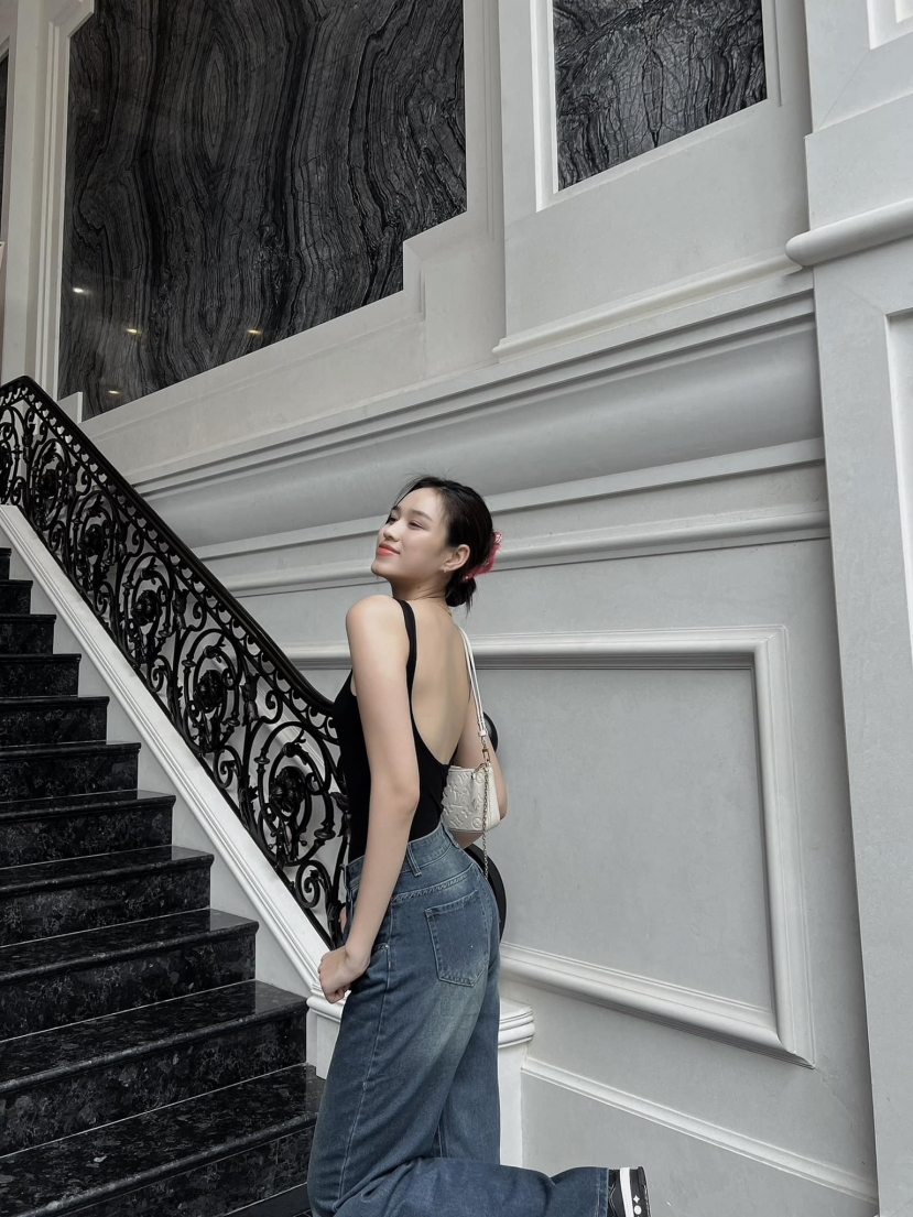 Outfit xuống phố của nàng hậu vô cùng ấn tượng. Ảnh: FBNV Outfit xuống phố của nàng hậu vô cùng ấn tượng. Ảnh: FBNV