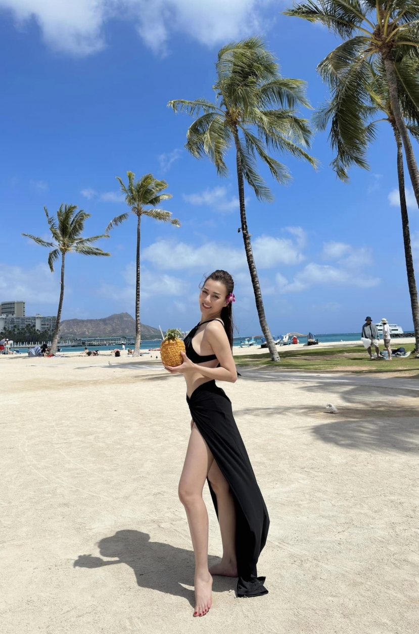 Phương Oanh khoe trọn dáng trên bãi biển Hawaii. Ảnh: FBNV. Phương Oanh khoe trọn dáng trên bãi biển Hawaii. Ảnh: FBNV.