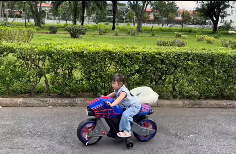 Ái nữ nhà Cường Đô La lái 'siêu xe' ăn mừng tuổi mới, một chi tiết chuẩn con nhà nòi - Ảnh 3 Ái nữ nhà Cường Đô La lái 'siêu xe' ăn mừng tuổi mới, một chi tiết chuẩn con nhà nòi - Ảnh 3