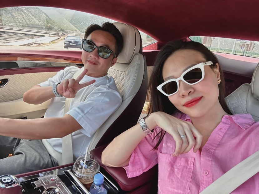 Cả hai vợ chồng ăn vận thoải mái, cựu người mẫu chọn áo sơ mi điệu hồng trông vô cùng trẻ trung. Ảnh: FBNV. Cả hai vợ chồng ăn vận thoải mái, cựu người mẫu chọn áo sơ mi điệu hồng trông vô cùng trẻ trung. Ảnh: FBNV.