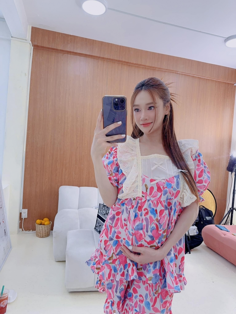Vóc dáng của Nhã Phương ở những tháng cuối thai kì khiến nhiều người ngưỡng mộ. Ảnh: FBNV. Vóc dáng của Nhã Phương ở những tháng cuối thai kì khiến nhiều người ngưỡng mộ. Ảnh: FBNV.