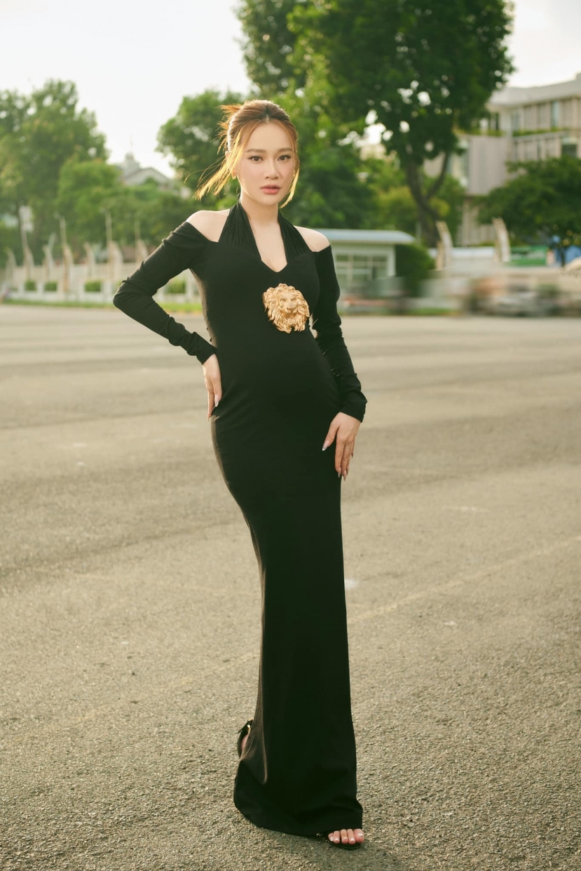 Nếu không nhìn kĩ chúng ta cũng không thể nhìn ra được nữ diễn viên đang mang bầu. Nếu không nhìn kĩ chúng ta cũng không thể nhìn ra được nữ diễn viên đang mang bầu.