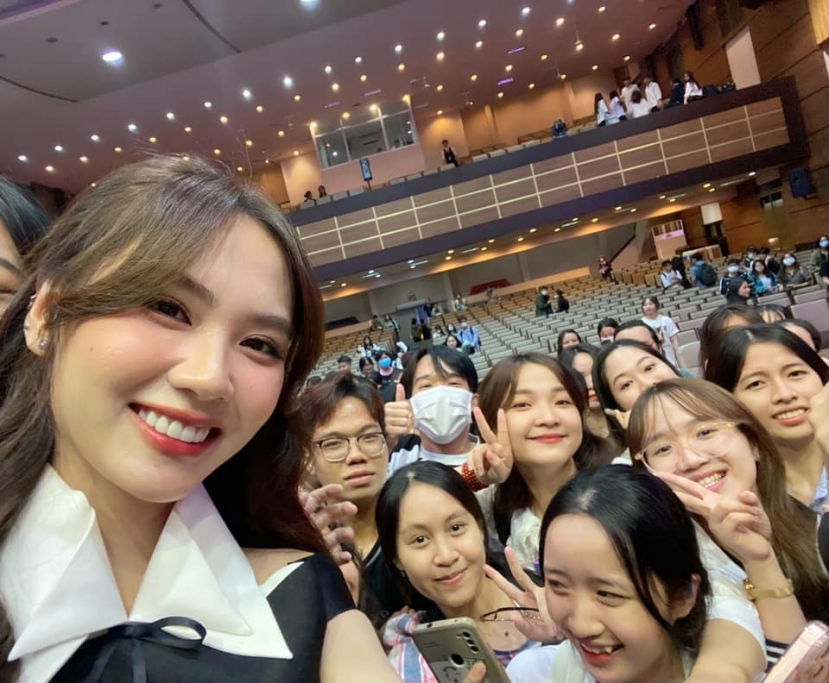 Ảnh Mai Phương chụp cùng sinh viên trường kinh tế. Ảnh Mai Phương chụp cùng sinh viên trường kinh tế.