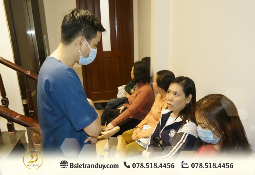 Nâng mũi ở bác sĩ tài năng, nhiều người ngồi đợi để đến lượt Nâng mũi ở bác sĩ tài năng, nhiều người ngồi đợi để đến lượt