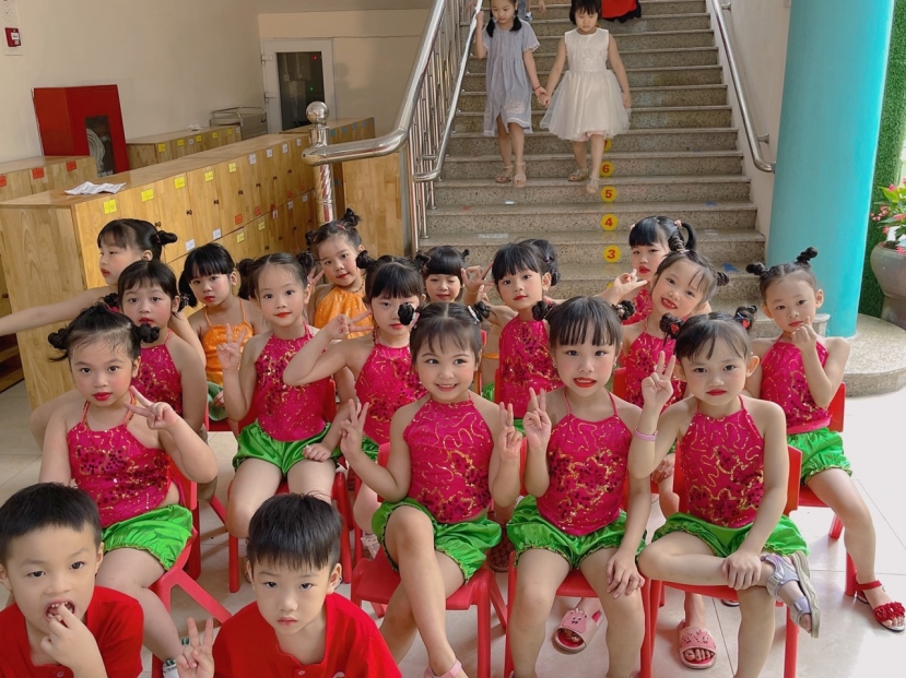 Học sinh mầm non tưng bừng tham dự lễ bế giảng trong thời kì “bình thường mới” - Ảnh 1 Học sinh mầm non tưng bừng tham dự lễ bế giảng trong thời kì “bình thường mới” - Ảnh 1