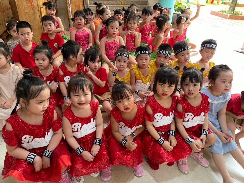 Các bé học sinh mầm non mong chờ được lên sân khấu biểu diễn Các bé học sinh mầm non mong chờ được lên sân khấu biểu diễn