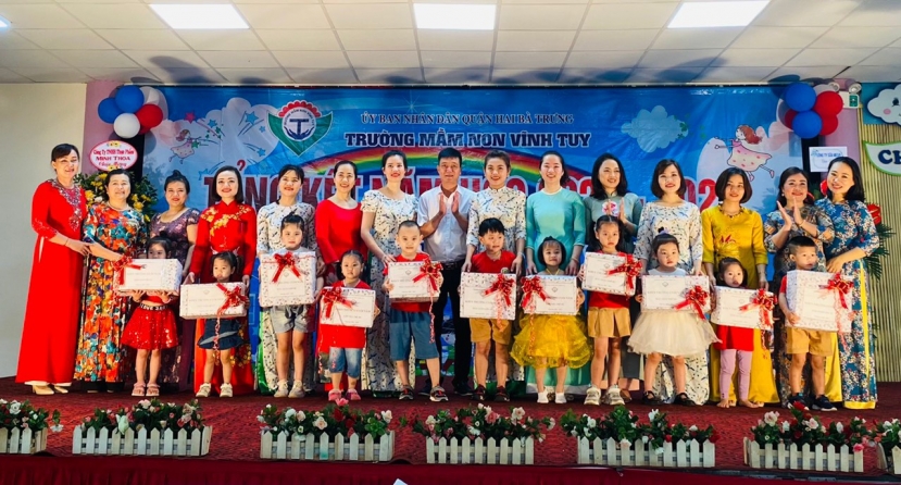 Lễ tổng kết còn có nhiều phần quà cho các bé đạt thành tích học tập tốt trong năm học Lễ tổng kết còn có nhiều phần quà cho các bé đạt thành tích học tập tốt trong năm học