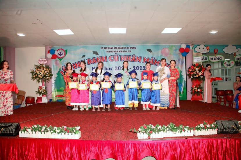 Buổi lễ vinh danh “cử nhân mầm non” tại trường mầm non Vĩnh Tuy Buổi lễ vinh danh “cử nhân mầm non” tại trường mầm non Vĩnh Tuy