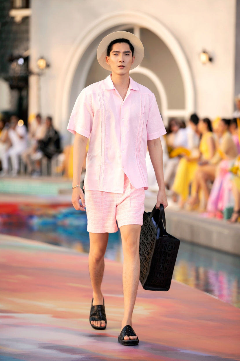 Fashion Voyage kết thúc đầy ấn tượng với BST Daydreamer của NTK Adrian Anh Tuấn - Ảnh 11 Fashion Voyage kết thúc đầy ấn tượng với BST Daydreamer của NTK Adrian Anh Tuấn - Ảnh 11