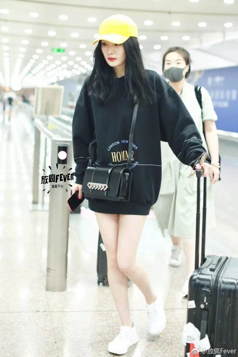 Thời trang đời thường của Dương Mịch: Xuề xòa một tí nhưng vẫn ghi điểm - Ảnh 10 Thời trang đời thường của Dương Mịch: Xuề xòa một tí nhưng vẫn ghi điểm - Ảnh 10