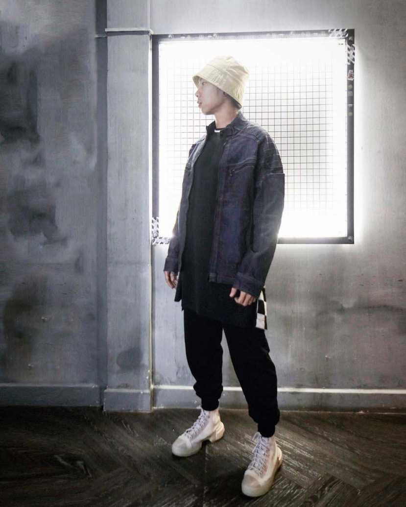 Sao nam tuần qua mặc gì: Phạm Bảo Luận đỏm dáng với xu hướng oversized-tailored, Gong Yoo chuẩn 'gừng càng già càng cay' - Ảnh 4 Sao nam tuần qua mặc gì: Phạm Bảo Luận đỏm dáng với xu hướng oversized-tailored, Gong Yoo chuẩn 'gừng càng già càng cay' - Ảnh 4