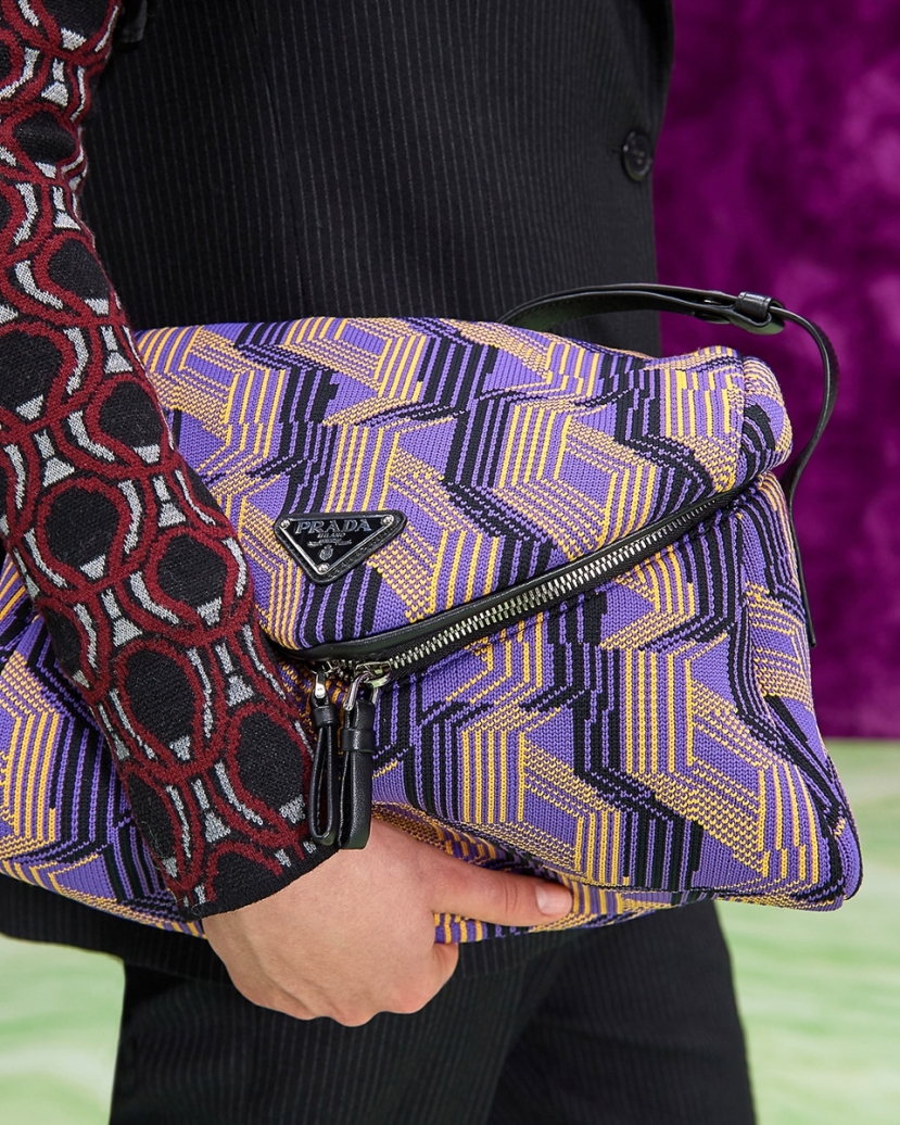 Prada mùa Thu Đông 2021: Sự giao thoa của phong cách 'xấu lạ' - Ảnh 2 Prada mùa Thu Đông 2021: Sự giao thoa của phong cách 'xấu lạ' - Ảnh 2