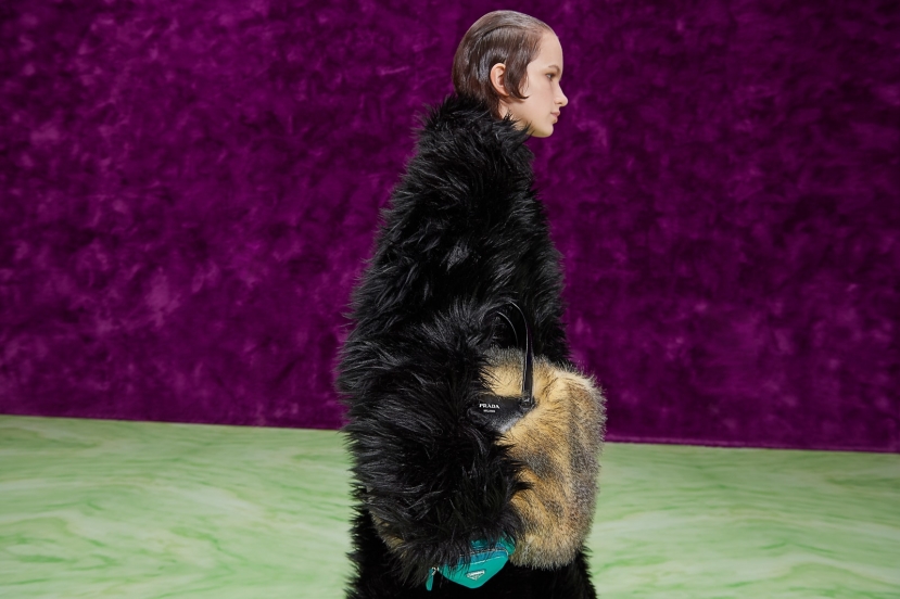 Prada mùa Thu Đông 2021: Sự giao thoa của phong cách 'xấu lạ' - Ảnh 11 Prada mùa Thu Đông 2021: Sự giao thoa của phong cách 'xấu lạ' - Ảnh 11