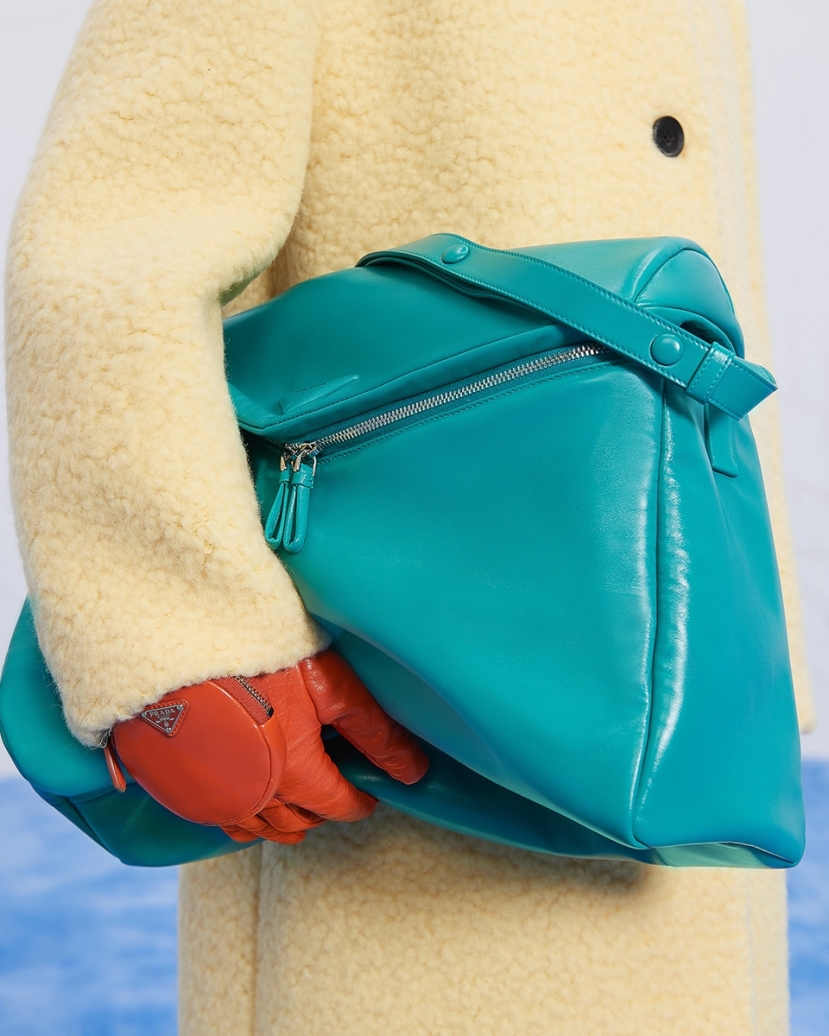 Prada mùa Thu Đông 2021: Sự giao thoa của phong cách 'xấu lạ' - Ảnh 8 Prada mùa Thu Đông 2021: Sự giao thoa của phong cách 'xấu lạ' - Ảnh 8