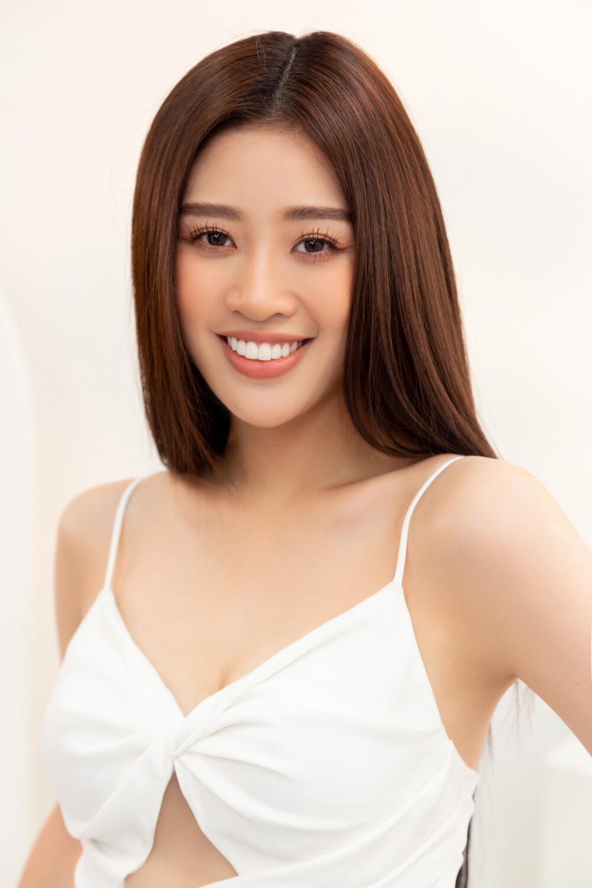 Khánh Vân tự lên đồ, tự make-up và làm tóc vẫn xinh xẻo: Xứng đáng là chiến binh Miss Universe 2020 - Ảnh 1 Khánh Vân tự lên đồ, tự make-up và làm tóc vẫn xinh xẻo: Xứng đáng là chiến binh Miss Universe 2020 - Ảnh 1