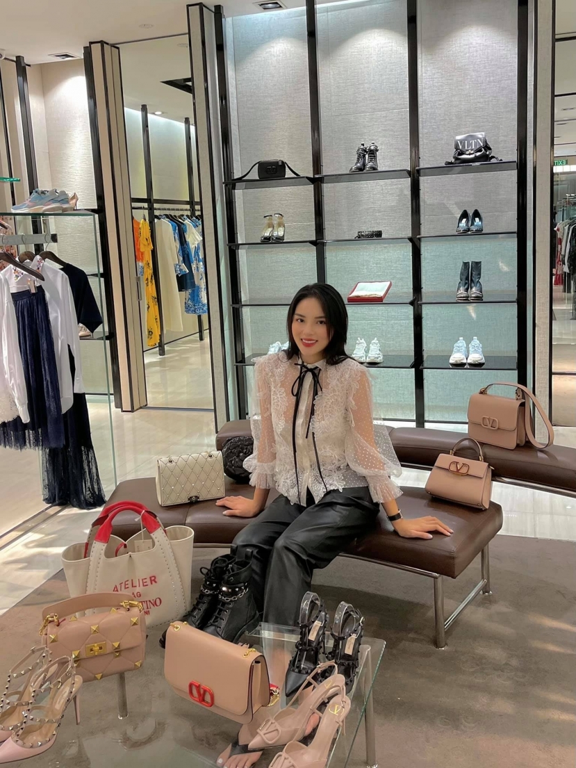 Kỳ Duyên chi hàng trăm triệu để tậu đồ hiệu, phải chăng muốn soán ngôi 'nữ hoàng đập hộp' của Ngọc Trinh - Ảnh 2 Kỳ Duyên chi hàng trăm triệu để tậu đồ hiệu, phải chăng muốn soán ngôi 'nữ hoàng đập hộp' của Ngọc Trinh - Ảnh 2