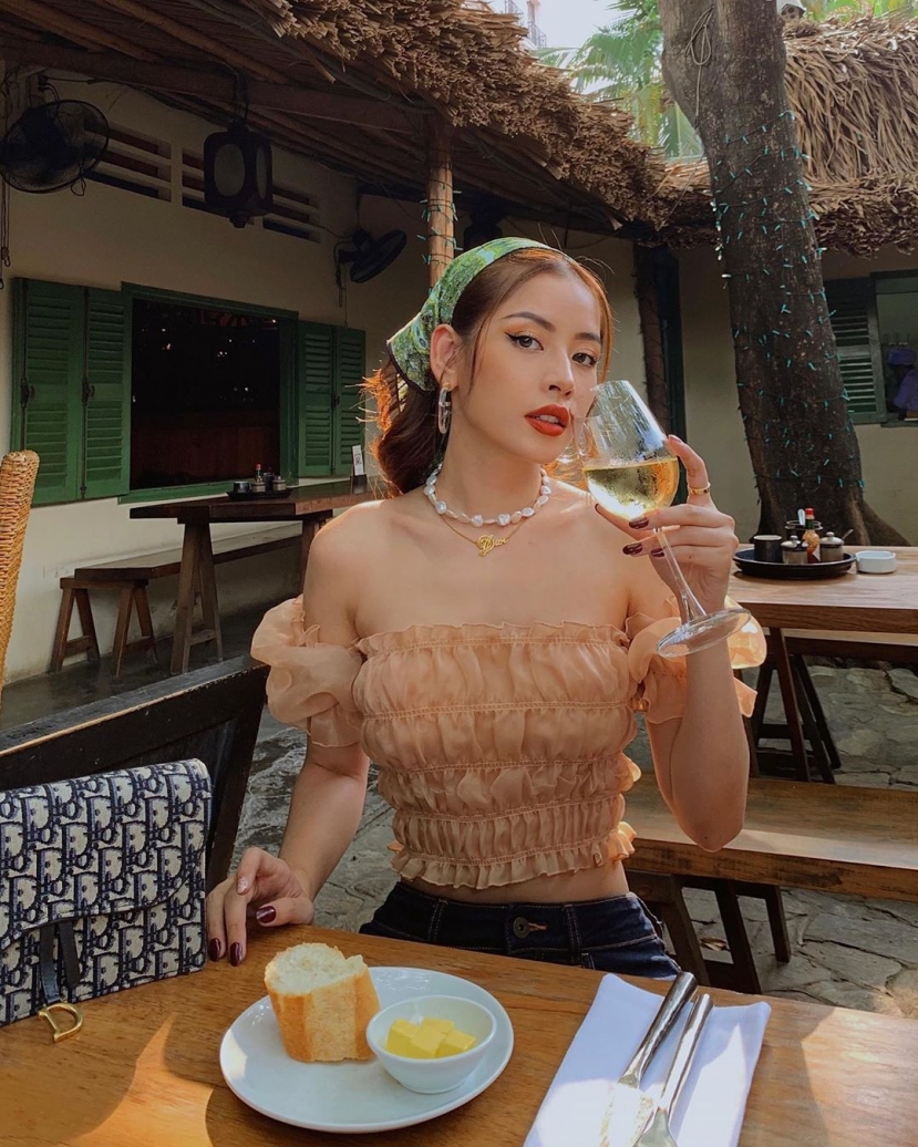 Mốt khăn trùm đầu ‘được lòng’ sao Việt dịp đầu hè - Ảnh 5 Mốt khăn trùm đầu ‘được lòng’ sao Việt dịp đầu hè - Ảnh 5