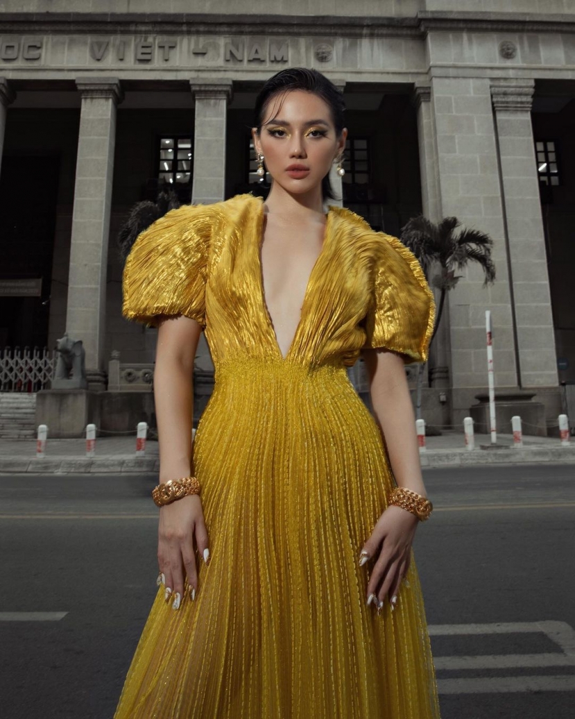 Cùng diện chung một mẫu váy nhưng Hà Hồ lấn át cả Khánh Linh và Lương Thùy Linh với pha pose dáng ấn tượng - Ảnh 5 Cùng diện chung một mẫu váy nhưng Hà Hồ lấn át cả Khánh Linh và Lương Thùy Linh với pha pose dáng ấn tượng - Ảnh 5