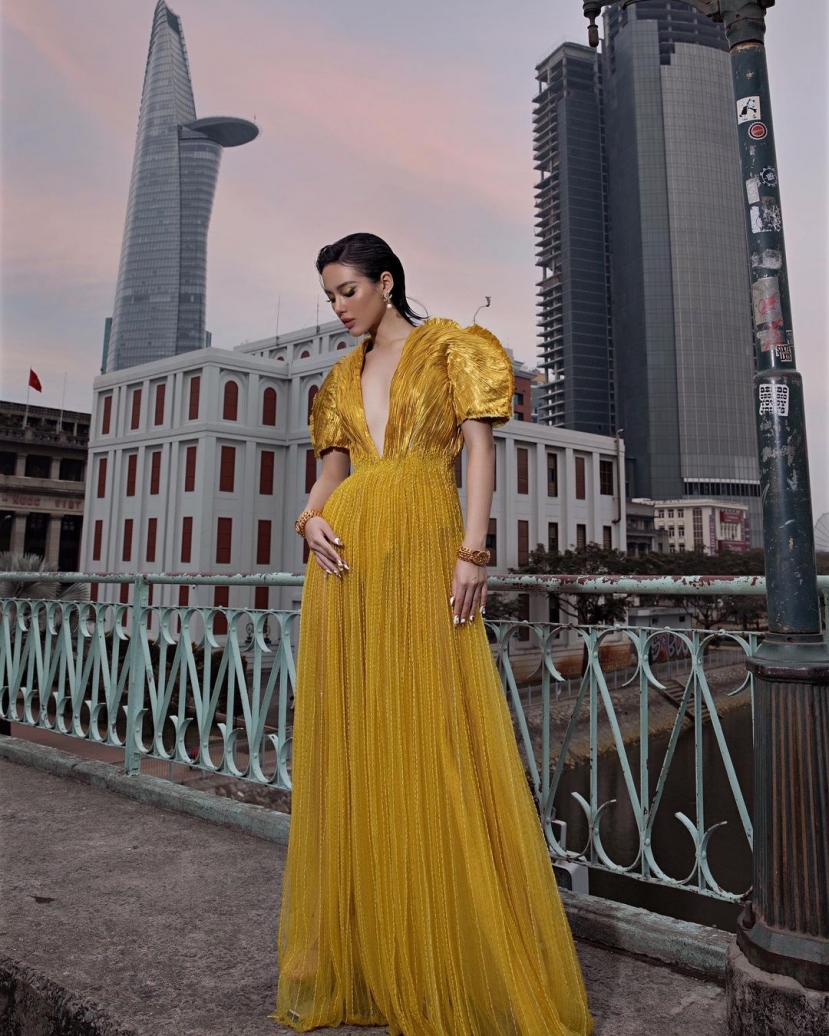 Cùng diện chung một mẫu váy nhưng Hà Hồ lấn át cả Khánh Linh và Lương Thùy Linh với pha pose dáng ấn tượng - Ảnh 6 Cùng diện chung một mẫu váy nhưng Hà Hồ lấn át cả Khánh Linh và Lương Thùy Linh với pha pose dáng ấn tượng - Ảnh 6