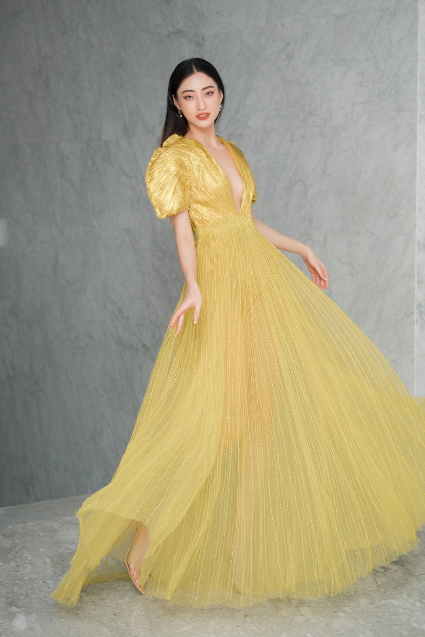 Cùng diện chung một mẫu váy nhưng Hà Hồ lấn át cả Khánh Linh và Lương Thùy Linh với pha pose dáng ấn tượng - Ảnh 3 Cùng diện chung một mẫu váy nhưng Hà Hồ lấn át cả Khánh Linh và Lương Thùy Linh với pha pose dáng ấn tượng - Ảnh 3