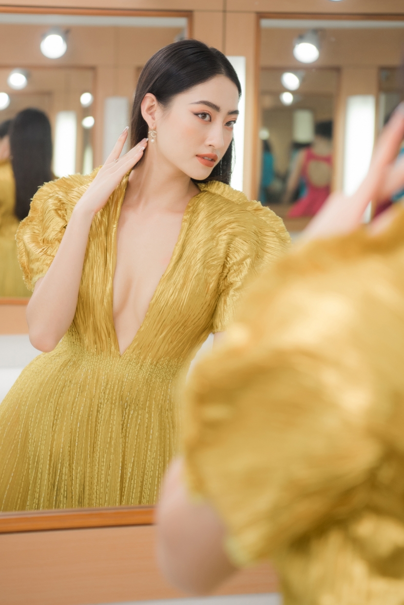 Cùng diện chung một mẫu váy nhưng Hà Hồ lấn át cả Khánh Linh và Lương Thùy Linh với pha pose dáng ấn tượng - Ảnh 2 Cùng diện chung một mẫu váy nhưng Hà Hồ lấn át cả Khánh Linh và Lương Thùy Linh với pha pose dáng ấn tượng - Ảnh 2