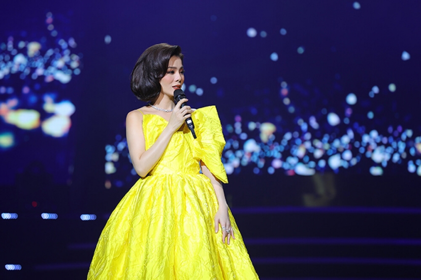 Lệ Quyên thay liên tục 6 bộ váy trong liveshow riêng, fan mê mẩn với tấm lưng trần quyễn rũ - Ảnh 10 Lệ Quyên thay liên tục 6 bộ váy trong liveshow riêng, fan mê mẩn với tấm lưng trần quyễn rũ - Ảnh 10