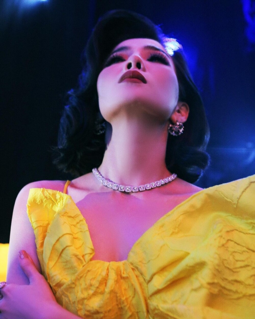 Lệ Quyên thay liên tục 6 bộ váy trong liveshow riêng, fan mê mẩn với tấm lưng trần quyễn rũ - Ảnh 11 Lệ Quyên thay liên tục 6 bộ váy trong liveshow riêng, fan mê mẩn với tấm lưng trần quyễn rũ - Ảnh 11