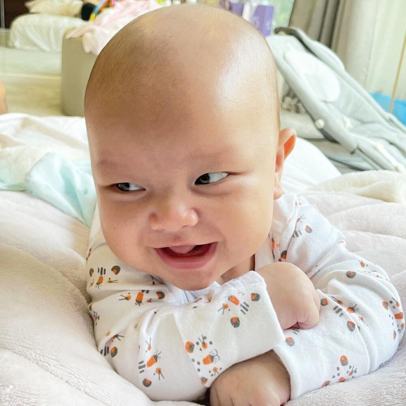 Khi mẹ 'bỉm sữa' Hà Hồ chăm chút cho con: Leon - Lisa ăn diện đồng điệu, xinh xắn tựa thiên thần - Ảnh 10 Khi mẹ 'bỉm sữa' Hà Hồ chăm chút cho con: Leon - Lisa ăn diện đồng điệu, xinh xắn tựa thiên thần - Ảnh 10