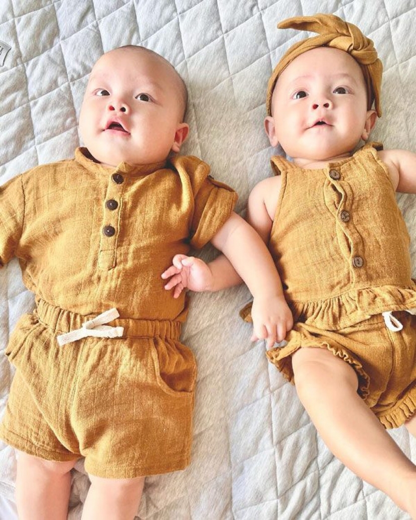 Khi mẹ 'bỉm sữa' Hà Hồ chăm chút cho con: Leon - Lisa ăn diện đồng điệu, xinh xắn tựa thiên thần - Ảnh 1 Khi mẹ 'bỉm sữa' Hà Hồ chăm chút cho con: Leon - Lisa ăn diện đồng điệu, xinh xắn tựa thiên thần - Ảnh 1