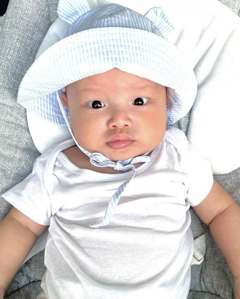 Khi mẹ 'bỉm sữa' Hà Hồ chăm chút cho con: Leon - Lisa ăn diện đồng điệu, xinh xắn tựa thiên thần - Ảnh 8 Khi mẹ 'bỉm sữa' Hà Hồ chăm chút cho con: Leon - Lisa ăn diện đồng điệu, xinh xắn tựa thiên thần - Ảnh 8