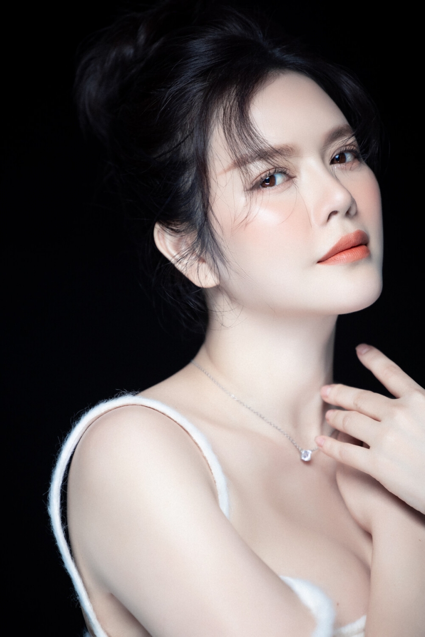 Lý Nhã Kỳ diện váy hai dây, chứng minh sắc vóc đẹp 'bất chấp tuổi tác' - Ảnh 4 Lý Nhã Kỳ diện váy hai dây, chứng minh sắc vóc đẹp 'bất chấp tuổi tác' - Ảnh 4